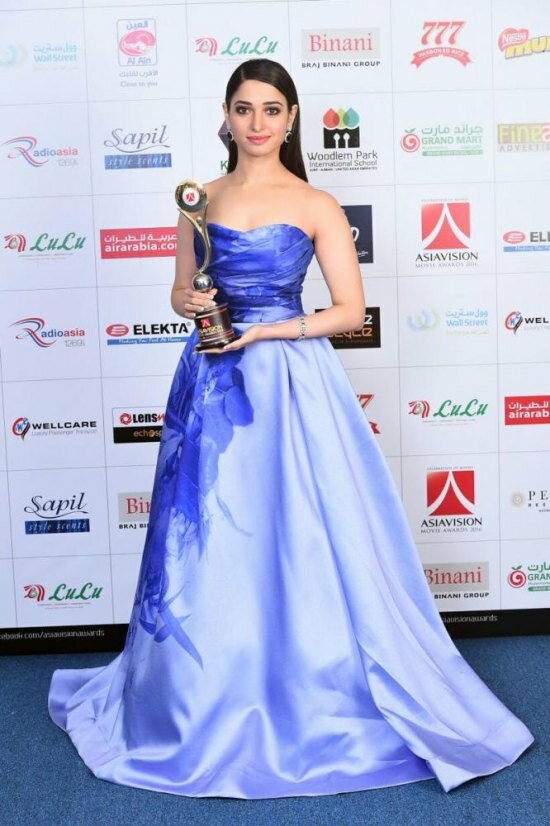 Asia Vision Awards 2016 Pics: Sonam Kapoor, Nivin Pauly, Radhika Apte, Mohanlal honoured amannaah Bhatia won the Best Actress award for her performance in the Tamil film Dharmadurai
